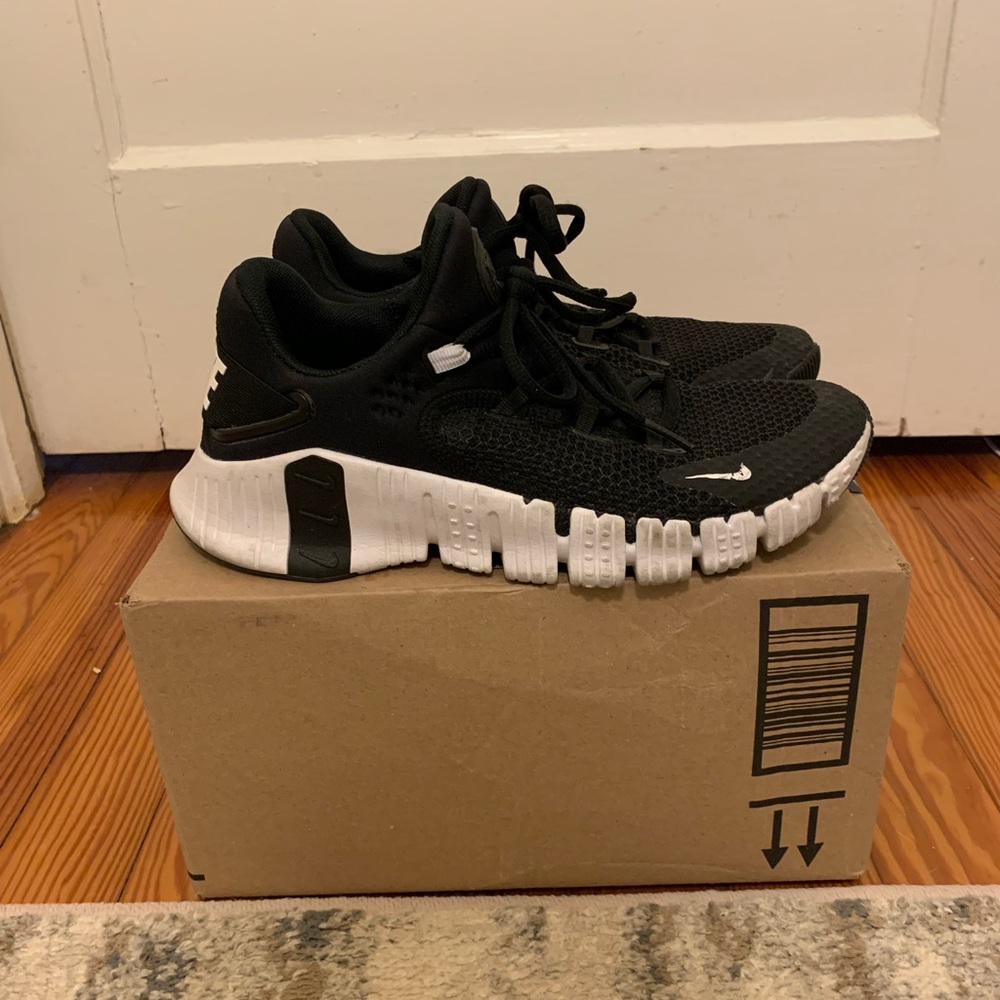 Nike Women’s Black and White Knit Running Sneakers
